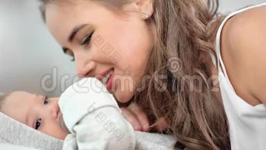 幸福的<strong>妈妈亲吻</strong>她熟睡的小<strong>宝宝</strong>，欣赏并产生积极的情绪